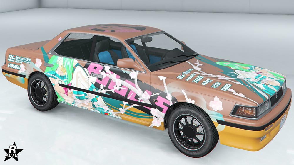 Décalcomanie "Meilleure waifu" sur la carrosserie du bolide. Elle représente le personnage "Shiny Wasabi Kitty" de l'animé japonais "Princess Robot Bubblegum".