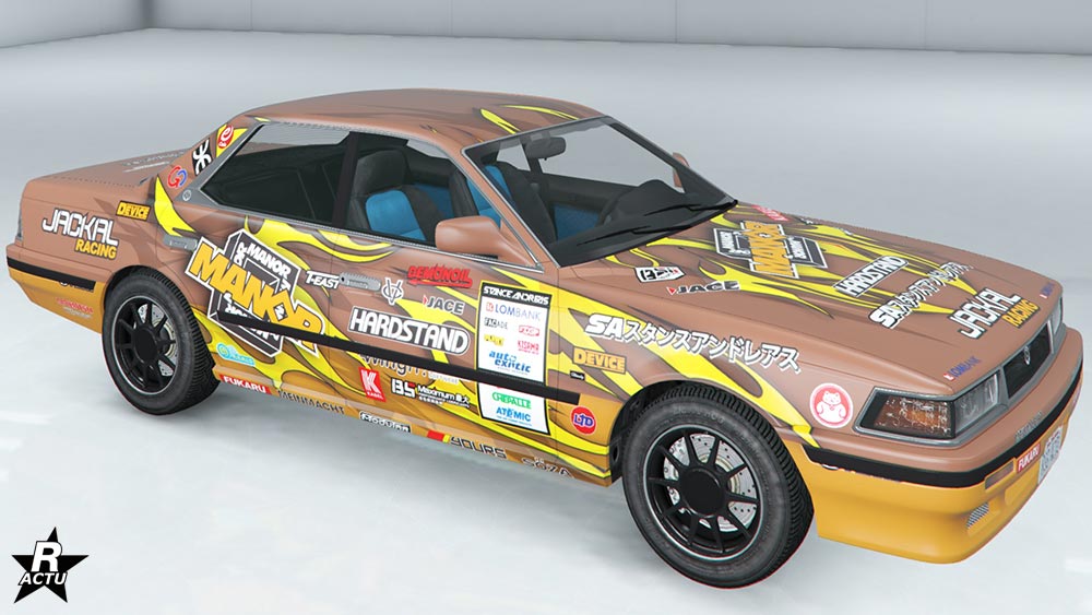 Skin de carrosserie "Minami" sur l'Hardy. Son application ajoute une décalcomanie d'éclairs jaunes et des autocollants de course automobile.
