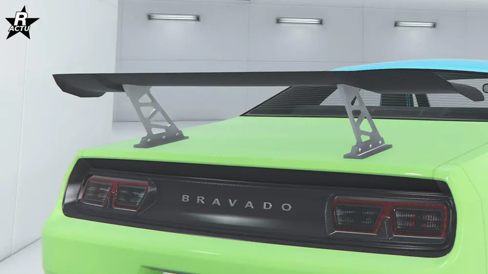 Aileron plat haut en carbone monté sur des fixations en aluminium.