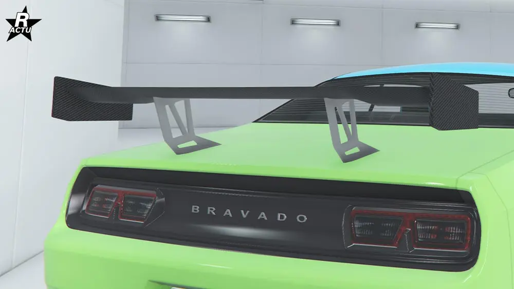 Aileron tuning en fibres de carbone, posé sur des fixations basses en aluminium.