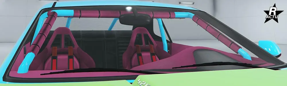 Arceaux de sécurité avec rembourrage couleur finitions, et sièges de dragster haut avec ceinture rouge.