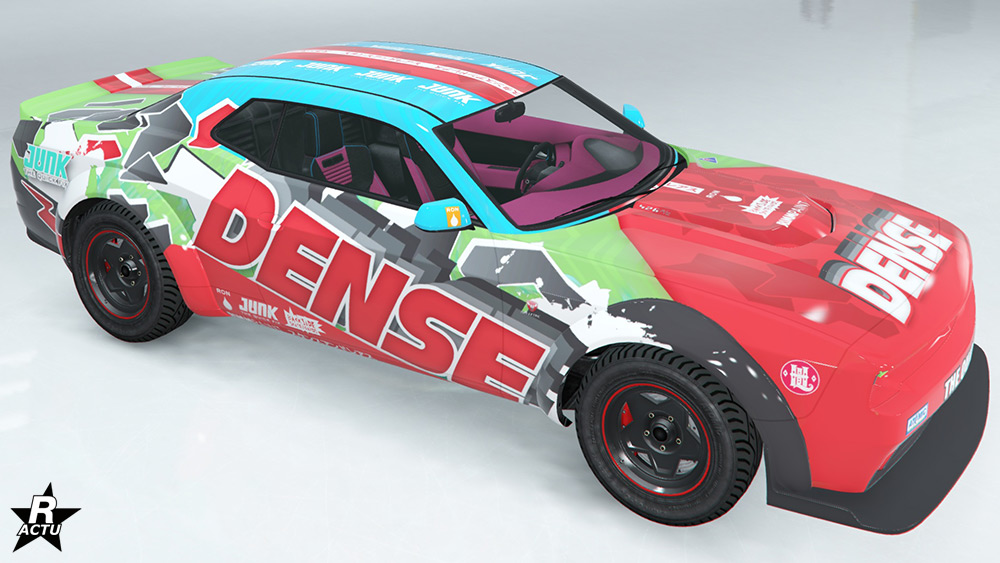 Motif "Dense Motorsport" qui recouvre avec un vinyle rouge le capot du véhicule, ajout une double bande rouge sur le toit et un grand logo "Dense" en rouge sur une grande partie des côtés latéraux de la carrosserie.