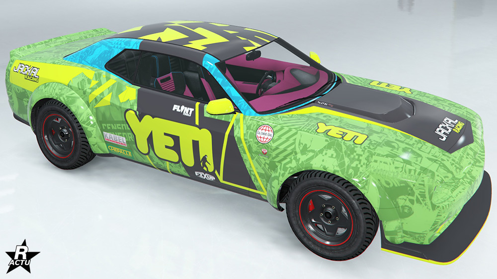 Motif "Jackal Racing" qui ajoute une décalcomanie de drift avec une bande noire large sur le capot et se finissant en chevron devant la calandre. Sur le toit, un vinyle noir le recouvre intégralement avec des formes jaunes par-dessus. Les côtés latéraux disposent d'une autre bande noire avec le logo de la marque de vêtements "Yeti" en jaune et en grand sur les portières.