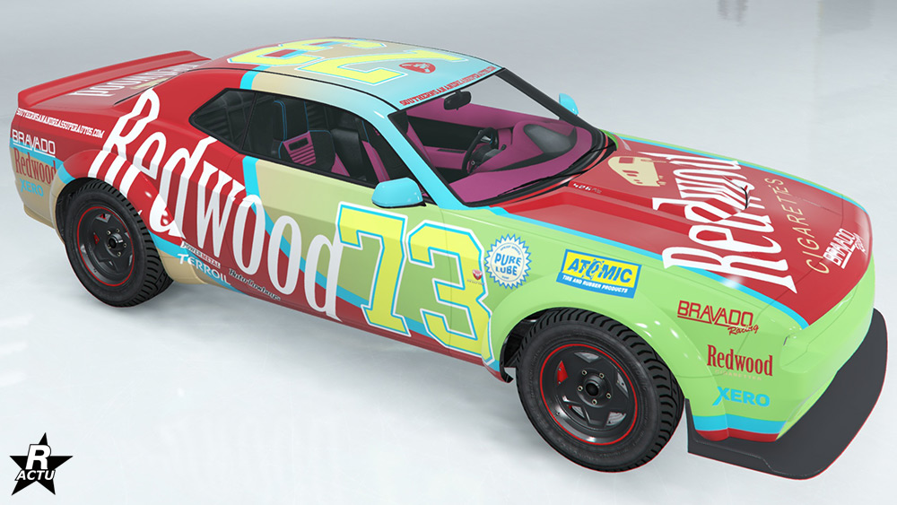 Motif "Stock-car Redwood" qui ajoute une décalcomanie de course de stock-car, notamment un vinyle rouge recouvrant le capot avec le logo "Redwood" par dessus, qui apparaît également sur les côtés latéraux avec le numéro "73" en jaune sur les portières et le toit.