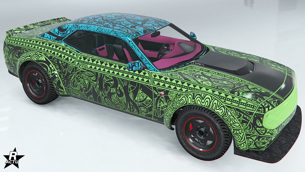 Motif "Trop de temps libre" qui ajoute une décalcomanie d'une bande noire large sur le capot, ainsi qu'un dessin géant de formes géométries noires sur le reste de la carrosserie.