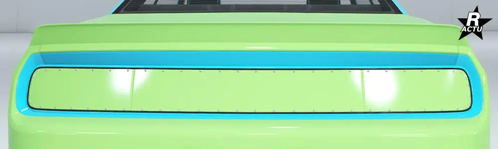 Panneau recouvrant les phares arrière avec une bordure peinte dans la couleur secondaire.