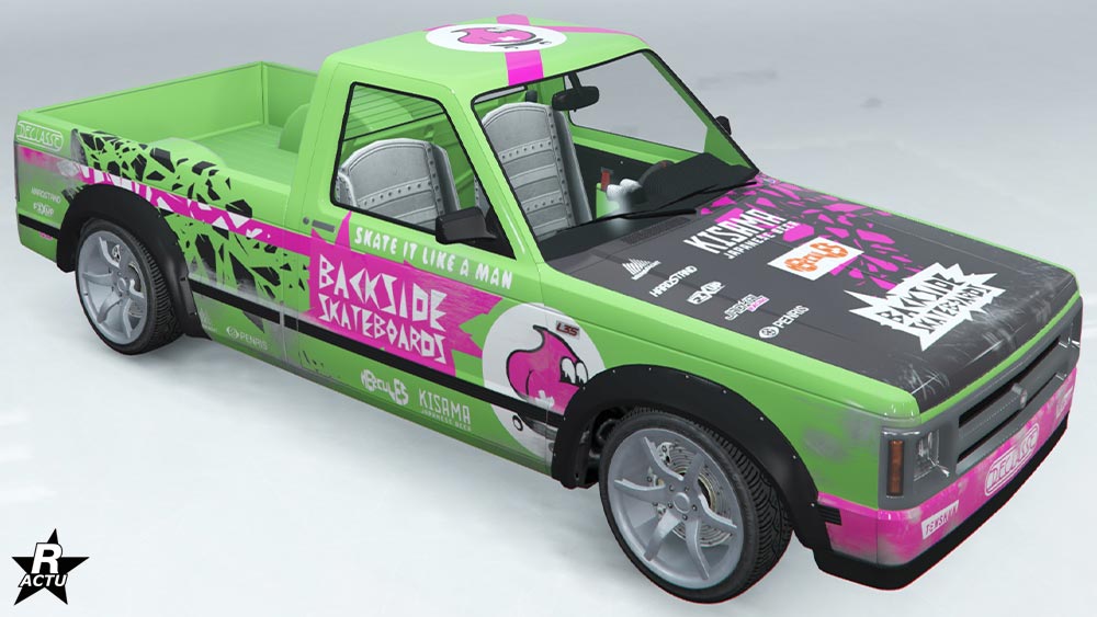 Motif de carrosserie se nommant "Blessé de guerre". Il s'agit de diverses décalcomanies grises et roses avec des autocollants, dont celui de "Backside Skatebords".