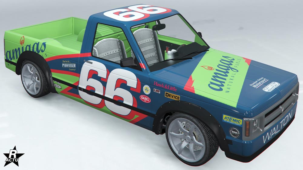 Skin "Course Amigas" qui ajoute des décalcomanies de course automobile sur le bolide, notamment le chiffre "66" en grand sur les portières et le toit, par dessus un vinyle bleu marin géant qui recouvre une grande partie de la carrosserie.