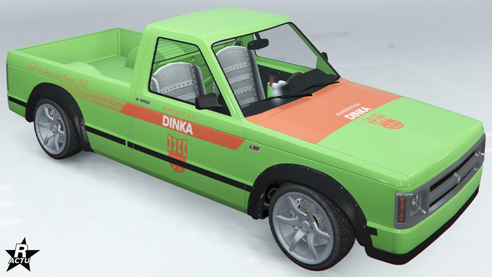 Motif "Livraison Dinka" qui ajoute un vinyle orange rectangulaire qui recouvre l'arrière du capot, tandis qu'au centre se trouve le logo du constructeur japonais "Dinka". Cette même disposition rectangulaire et du logo se retrouve sur les portières latérales.