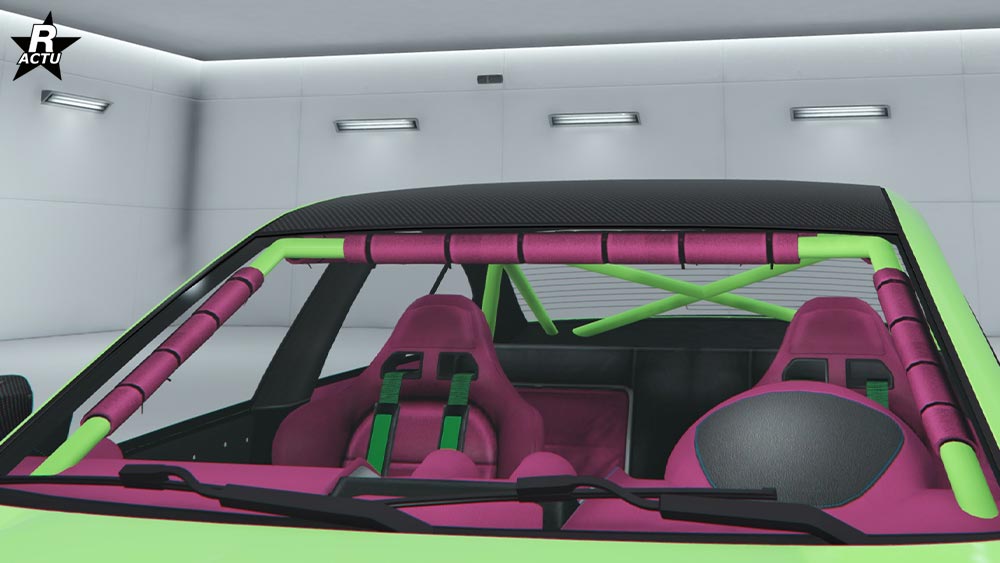 Intérieur de course avec sièges custom, arceaux de sécurité rembourrés et panneaux en carbone