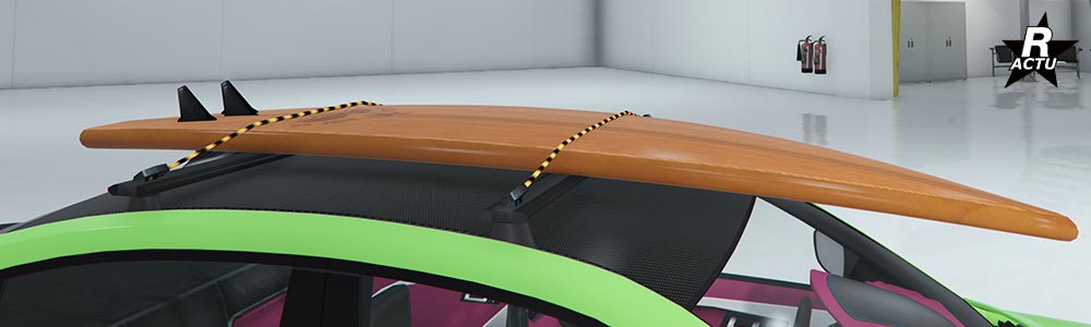 Toit de série en carbone avec une planche de surf en bois fixée sur les barres de toit.