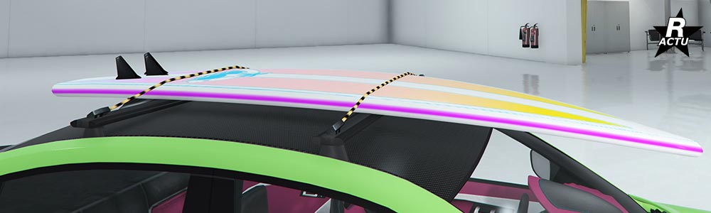 Toit de série en carbone avec une planche de surf blanche avec des dégradées jaunes et roses, fixées sur les barres de toit.