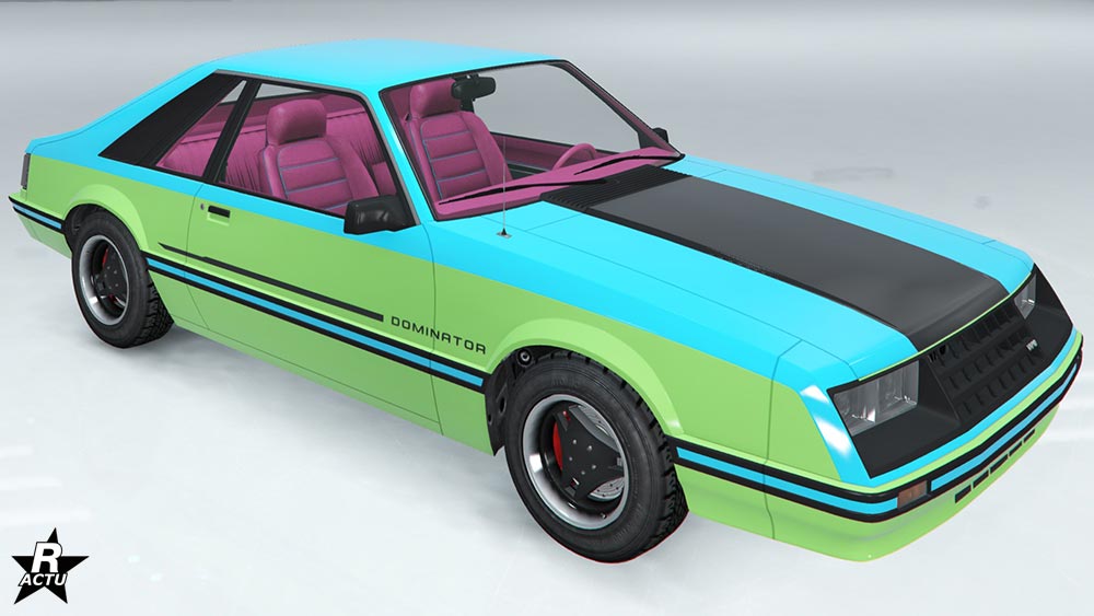 Le skin de véhicule "Bandes classiques" qui ajoute une large bande verticale noire sur le capot et une très fine sur les côtés latéraux avec l'inscription "Dominator".