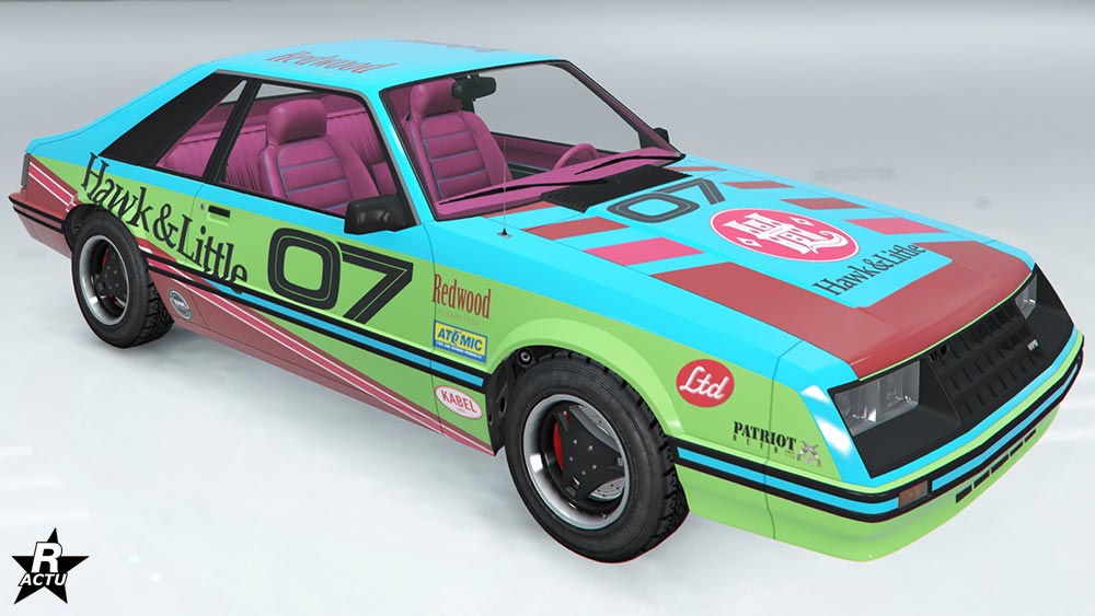 Motif "Course Hawk & Little" qui ajoute une décalcomanie de course automobile avec des bandes coupées couleur Bordeau sur le capot et le bas de caisse, ainsi que le numéro de course noir "07" sur les portières et en plus petit sur le capot.