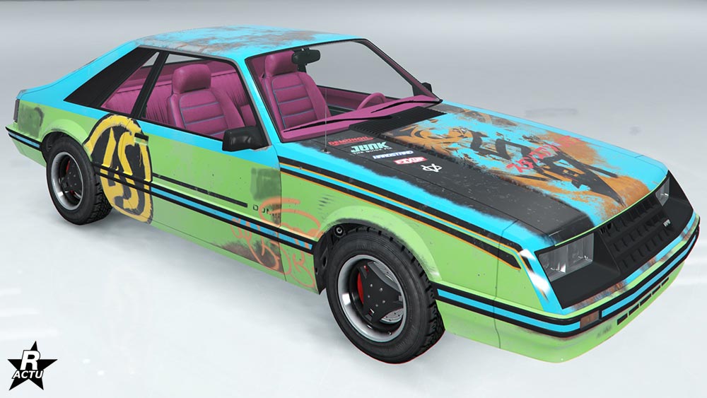 Motif "Drift amateur" qui ajoute le logo du LS Car Meet en jaune à l'arrière du bolide, ainsi qu'une bande noire excentrée sur le capot avec de petits autocollants de marques sur le dessus.