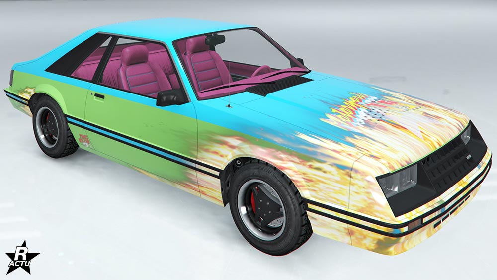 La voiture Vapid Dominator FX disposant du motif rare GTA+ "Flammes classique" qui ajoute une décalcomanie de flammes jaunes sur le capot.