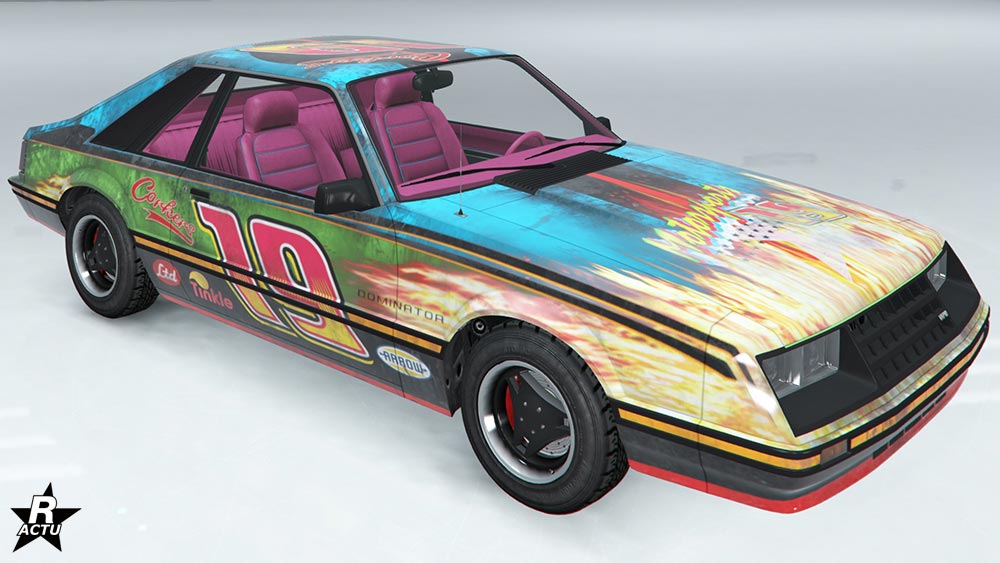 Le motif de carrosserie "Flammes de course" qui ajoute un vinyle de flammes jaunes sur le capot et le numéro de course rouge "10" sur les portières.