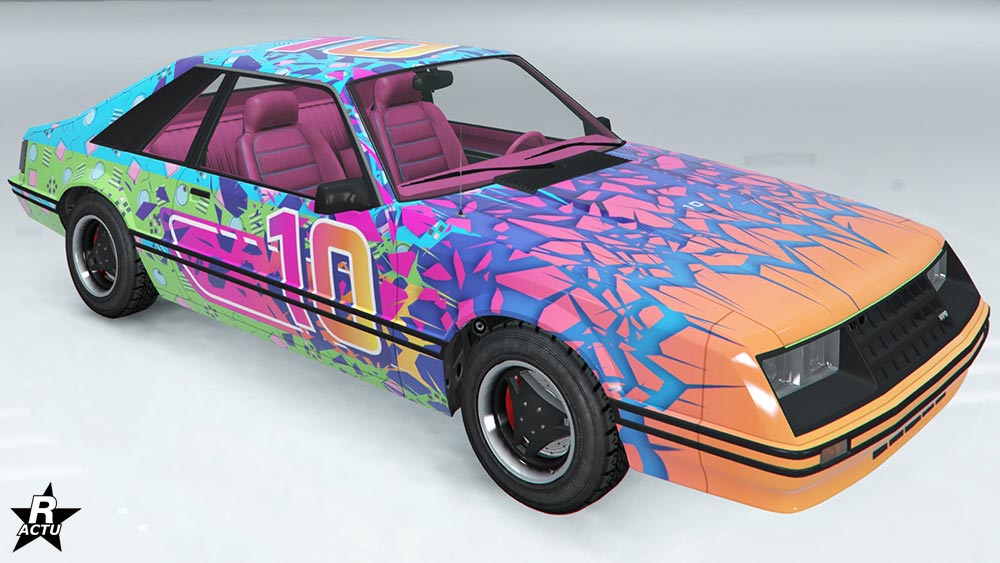 Motif "Fracture de Memphis" qui ajoute une décalcomanie de losanges à l'avant du véhicule dans un dégradé des couleurs de GTA 6 (oranges, roses et mauves), ainsi que le numéro de course "10" sur les portières dans les mêmes couleurs.