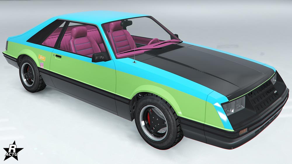 Motif "Quelque chose de japonais" sur le bolide. Il s'agit d'une décalcomanie ajoutant une très large bande noire verticale sur le capot, ainsi qu'un vinyle noire recouvrant le bas de caisse. Tuning drift requis.
