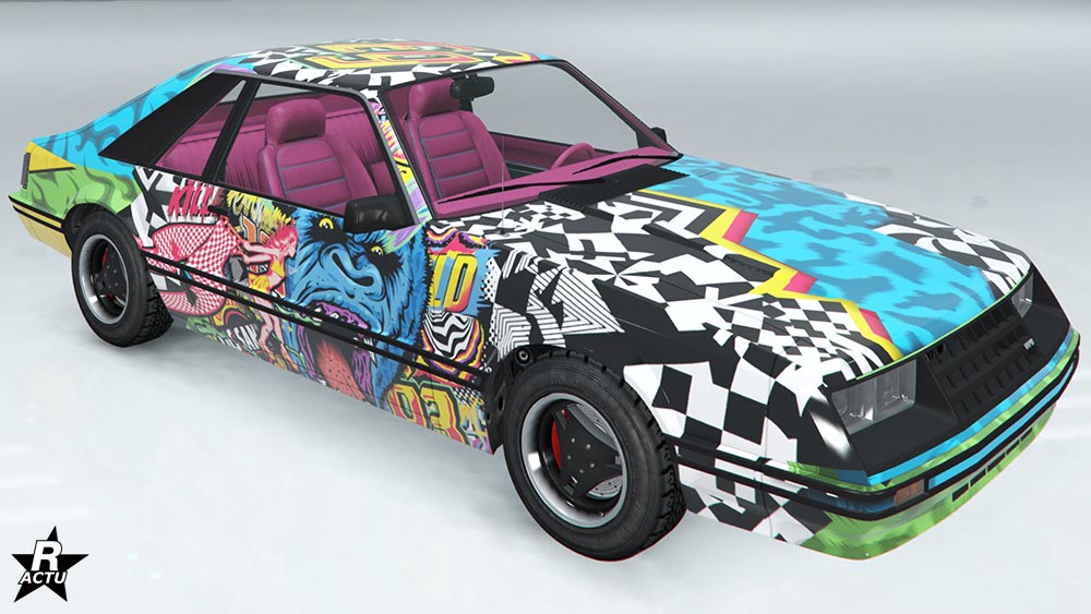 Skin "Sauvage" sur la Dominator FX qui ajoute une décalcomanie du Salon auto de LS avec un autocollant géant en damier de course sur une grande partie du bolide, ainsi qu'un dessin d'une tête de gorille mauve sur les portières.