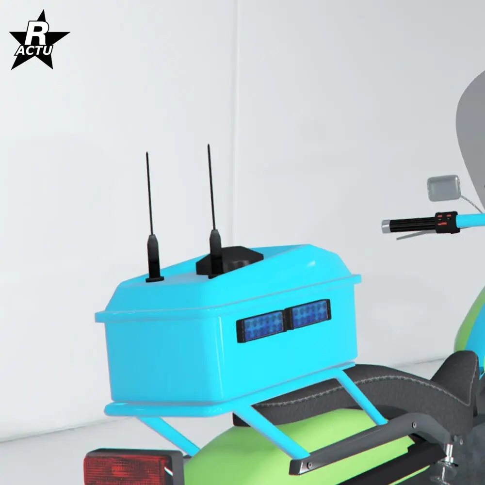 Top case haut couleur secondaire avec avertisseurs lumineux sur ses côtés et deux antennes radio sur le dessus.