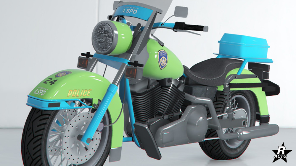Motif "LSPD (Rockford Hills)". Ce skin ajoute des décalcomanies de police, notamment le logo bleu du LSPD sur le réservoir de la moto et le garde-boue avant. Les autocollants blancs "Emergency LSPD" sont présents sous le pare-brise et devant le garde-boue qui porte le chiffre noire "24", qui représente le numéro de son unité.