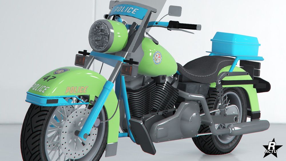 Skin "LSPD moderne" ajoutant l'inscription "police" en blanc sous le pare-brise et sur le garde-boue avant contenant également les décalcomanies de véhicule de patrouille "42" et le logo du LSPD. Sur le réservoir de la moto se trouve le logo de la ville de Los Santos.