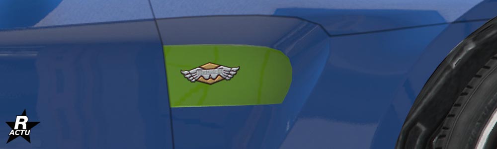 Aération latérale couleur 2 et sigle du constructeur britannique "Dewbauchee" 