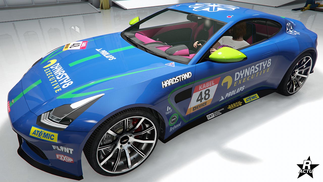 Décalcomanies de courses automobiles avec des bandes vertes, le numéro de course "46" sur les portières et divers logos de sponsors dont "Dynasty 8"