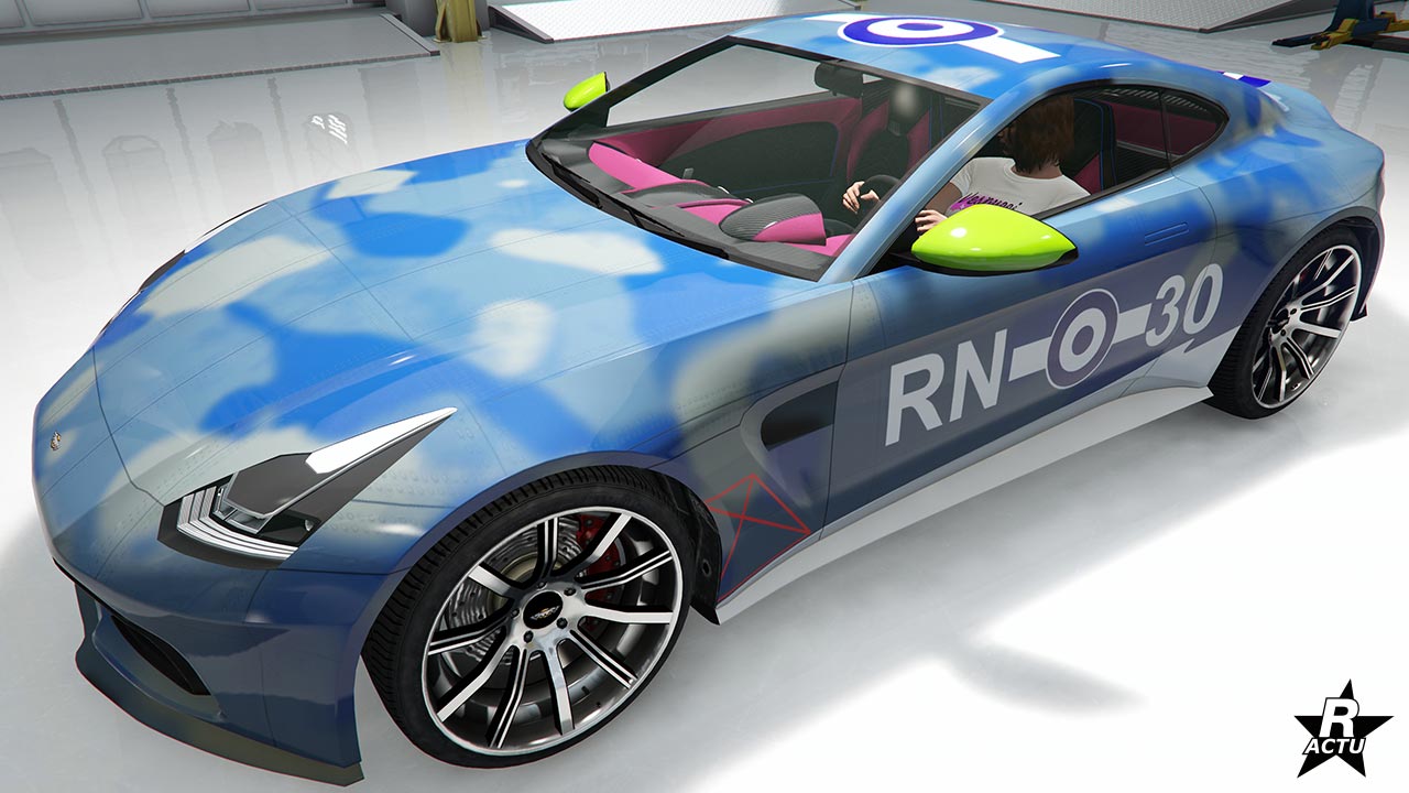 Motif de camouflage militaire ajoutant des taches de nuances blanches sur l'ensemble de la carrosserie de la Rapid GT X, ainsi que l'inscription "RN [logo d'escadron] 30" sur les portières et le toit.