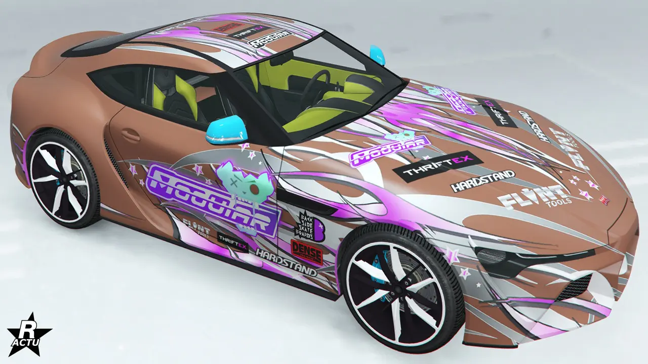 Décalcomanies de formes géométriques blanches sur l'avant du bolide, avec quelques autocollants de sponsors violets.