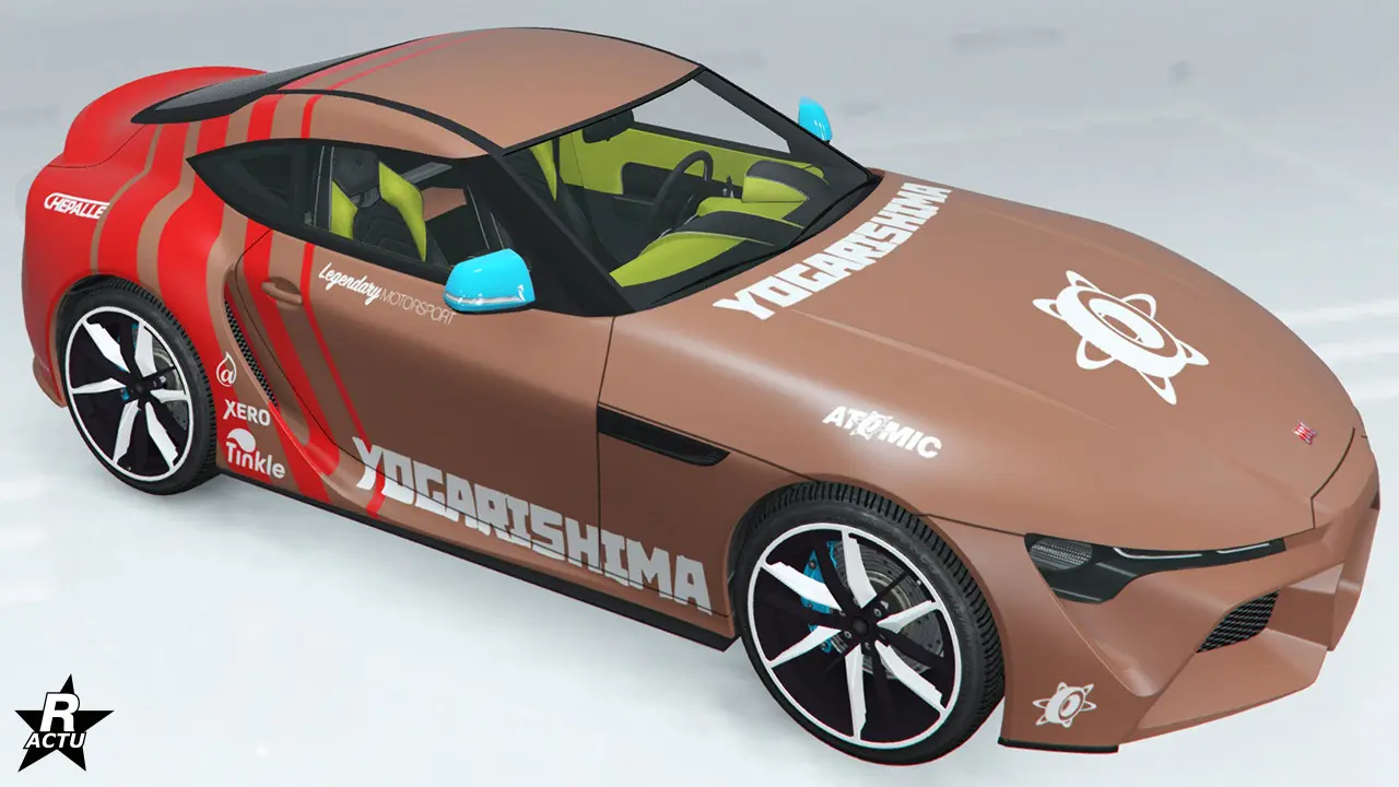 Motif de course "Yogarishima" ajoutant cette inscription en blanc  sur les bas de caisse latéraux et le haut du capot. À l'arrière, ce skin ajoute aussi une décalcomanie rouge zébrée.