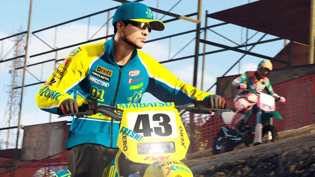 Un joueur de GTA Online portant les vêtements des avantages GTA+ d'août 2025, le Blouson zippé Course Atomic et la Casquette Course Atomics, tout en enfourchant une moto tout-terrain.