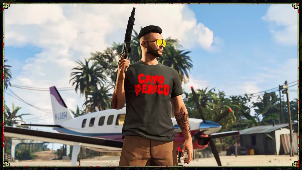 Un joueur de GTA Online devant l'avion Velum sur la piste de l'aérodrome de l'île de Cayo Perico. Il porte le t-shirt en édition limitée « T-s. J’ai survécu Cayo Perico ». Il s'agit d'un haut de couleur noir avec l'inscription rouge "Cayo Perico".