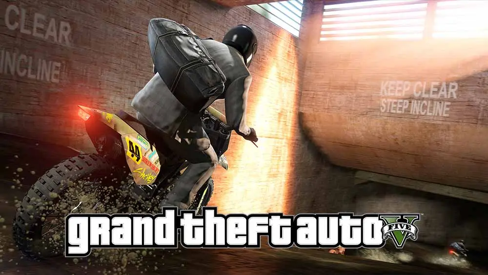 Franklin sur une moto lors de la fuite dans les égouts du casse de la bijouterie lors de l'histoire de GTA 5 sur la version améliorée PC. Des rayons lumineux traversent une grille sur le plafond, montrant les améliorations graphiques du Ray Tracing de cette nouvelle version 2025 de Grand Theft Auto V.