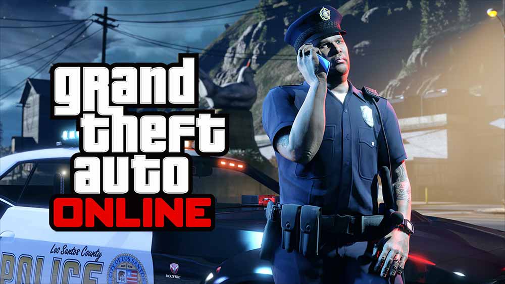 L'agent de police du LSPD, Vincent Effenburger, adossé à une voiture de police tout en appelant les joueurs de GTA Online pour les informer des bonus de la semaine dans les missions de police du central.