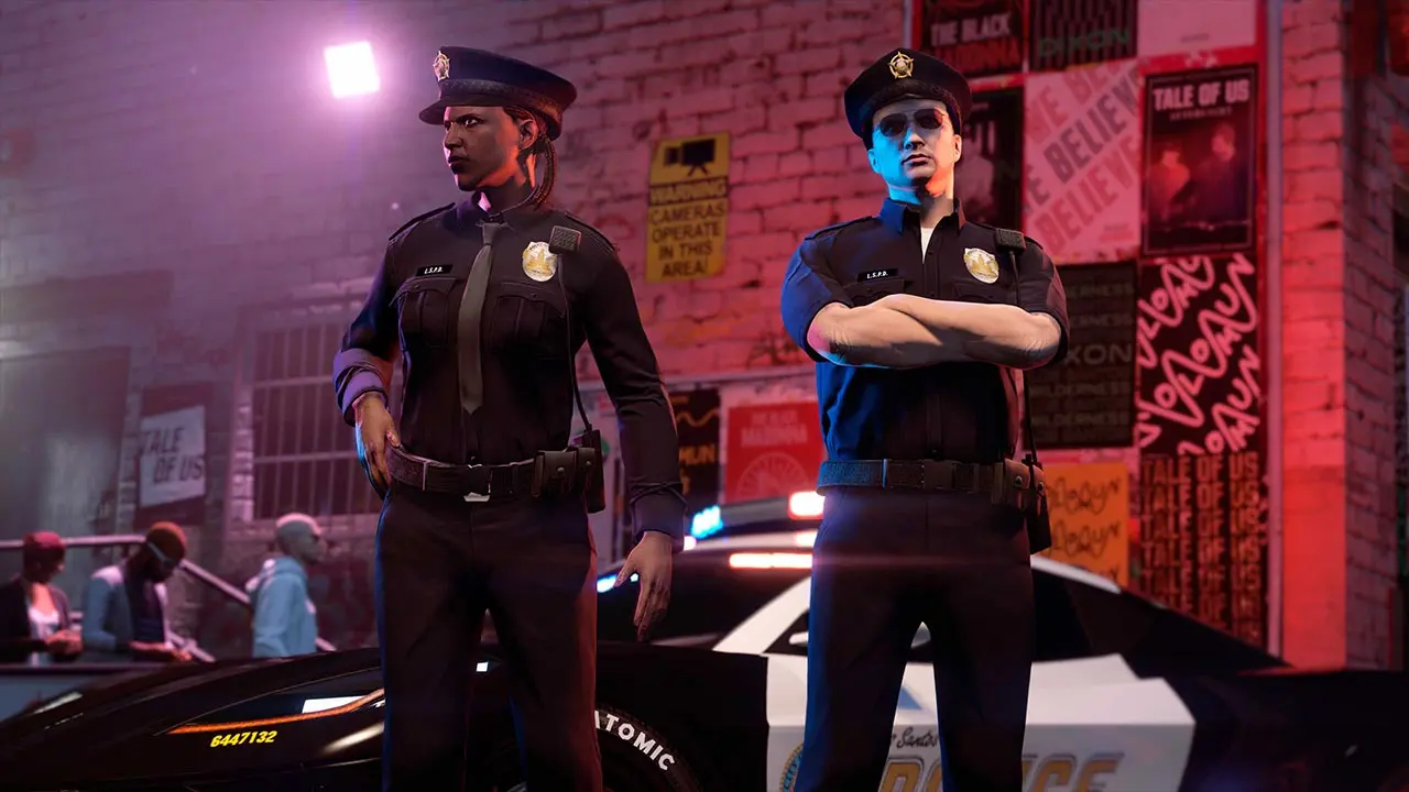 Deux joueurs de GTA Online portant des vêtements de police devant une boîte de nuit. l'un porte la tenue d'Agent du LSPD dans sa version été aux manches courtes, tandis que le second personnage, porte la tenue alternative, d'Agent du LSPD hiver aux manches longues et avec cravate.