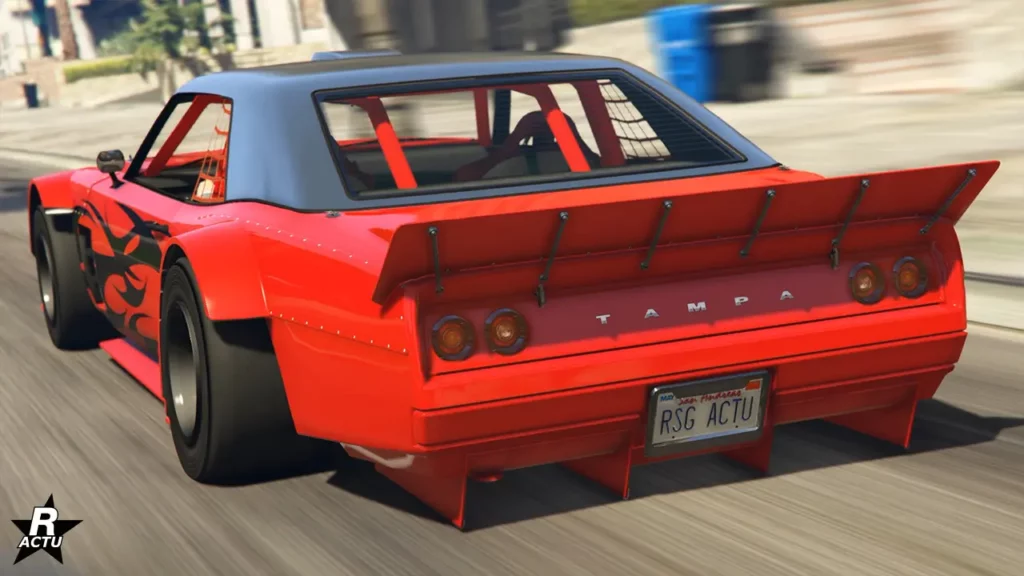 Vue arrière du bolide américain Declasse Tampa drift disposant d'une peinture rouge vif sur une grande partie de sa carrosserie, et gris métallisé sur son toit.
