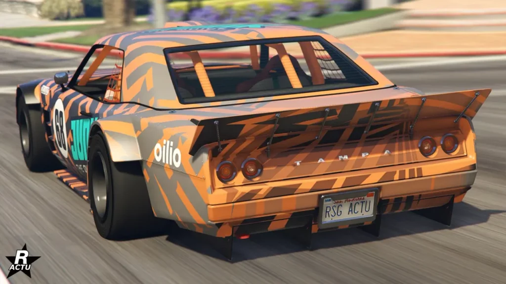 Vue arrière de la voiture de sport Tampa drift du constructeur Declasse. Le bolide est de couleur orange avec des décalcomanies de bandes zébrées grises qui recouvrent sa carrosserie.
