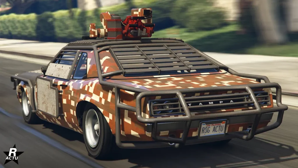 Image de l'arrière de la Tampa armée, peinte en marron avec une décalcomanie de camouflage de petits pixels beiges la recouvrant. La carrosserie possède un blindage renforcé avec des arceaux gris anthracite et des grilles de protection recouvrant les vitres (arrière comme latérale)