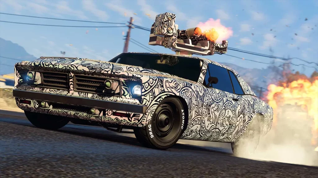 La voiture militaire américaine "Declasse Tampa armée" sur une route du désert de GTA Online. Le véhicule est présenté avec une vue avant, sa peinture est blanche, ses roues arrières font un burn sur la route, et sa tourelle sur le toit est en action. Sa carrosserie est recouvert du motif "Pièces Santo Capra" qui est exclusif aux membres GTA+ d'octobre 2025.