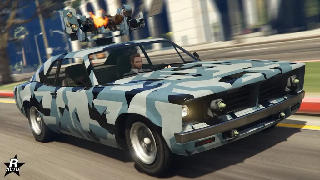 Image présentant l'avant de la voiture Declasse Tampa armée, une déclinaison militaire dans GTA Online qui a pour inspiration la Dodge Dart Demon (1970 – 1972). La carrosserie est recouverte d'un camouflage de formes géométriques irrégulières, d'une alternance de couleurs noires, grises et bleues nautiques. Le toit du véhicule est équipé d'un double minigun en action, crachant des flammes. Dans le pare-chocs avant, il est possible d'apercevoir les lances-missiles intégrés dans la calandre.