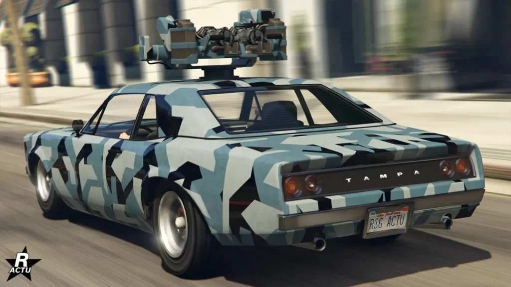 Vue arrière de la Tampa Armée, le véhicule est recouvert d'un camouflage militaire de formes géométriques irrégulières de couleurs noires, grises et de bleues maritimes. Sur le toit du bolide, se trouve un minigun monté sur une tourelle orientée vers l'avant.
