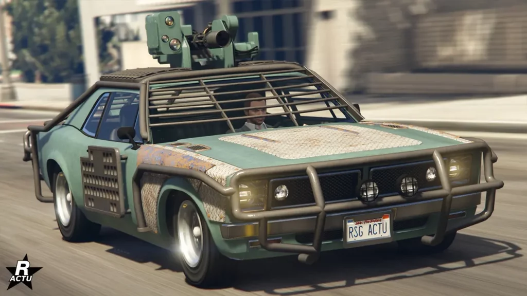 Vue avant de la version militaire de la Declasse Tampa. Le bolide a sa carrosserie peinte dans une couleur vert menthe, avec un renforcement de son blindage, avec notamment une grille à lamelles horizontales sur le pare-brise avant pour protéger partiellement le joueur visible qui pilote la voiture américaine. Des tôles métalliques renforcent le centre du capot et une partie des ailes latérales. Un minigun fixe est présent sur le toit du bolide de GTA Online.