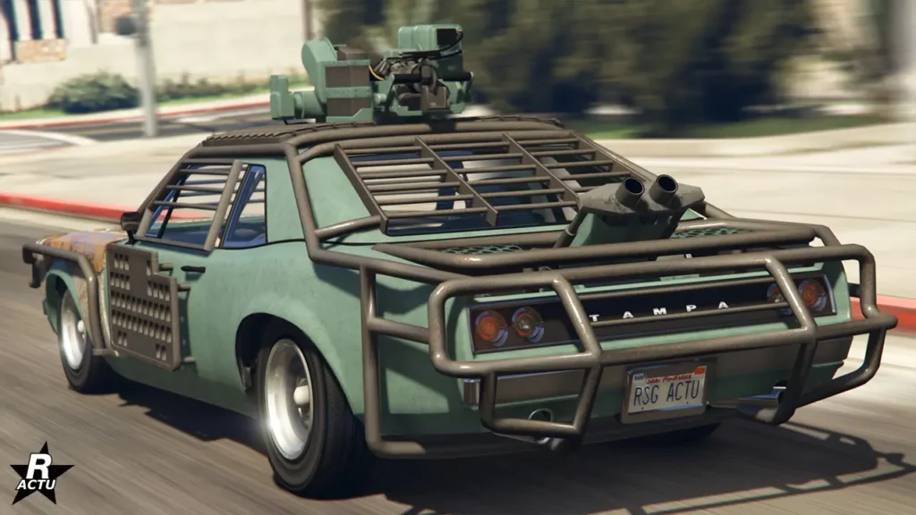 Vue arrière de la voiture Declasse Tampa armée sur une route de Grand Theft Auto Online. La carrosserie est peinte dans un vert menthe, et dispose d'un renforcement de son blindage, avec des arceaux gris anthracite, d'une grille à lames horizontales sur le pare-brise arrière, ainsi que d'une plaque de renforcement métallique sur la portière latérale. Le coffre du véhicule a été retiré, et laisse place à un mortier dans la cavité du coffre.
