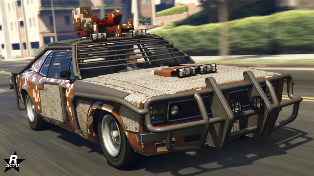 Vue avant de la voiture militaire Declasse Tampa armée dans le jeu vidéo GTA Online de Rockstar Games. La carrosserie est recouverte d'un camouflage de petits pixels beiges, et une peinture marron juste en-dessous. Le véhicule dispose d'un blindage extérieur renforcé, avec des grilles recouvrant le pare-brise avant et la fenêtre latérale côtés conducteur. Des tôles métalliques recouvrent une grande partie du capot et des ailes avant latérales. Le pare-chocs avant est renforcé avec des tubes et un pare-buffle.