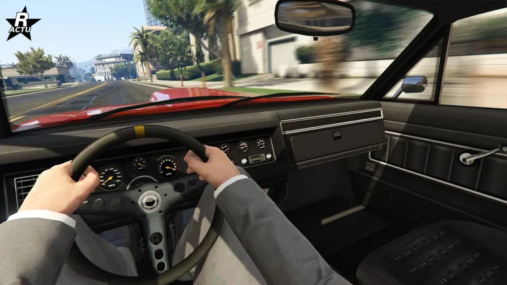 Point de vue du conducteur lors de la conduite de la Declasse Tampa sur une route de GTA Online. L'habitacle intérieure est visible et est assez sommaire, avec un tableau de bord en plastique noir.
