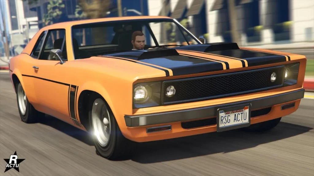 Vue avant de la voiture américaine Declasse Tampa de type grosse cylindrée s'inspirant d'une Dodge Dart Demon (1970 - 1972). Le véhicule de Grand Theft Auto Online est peint en orange avec une double bande noire sur le capot.