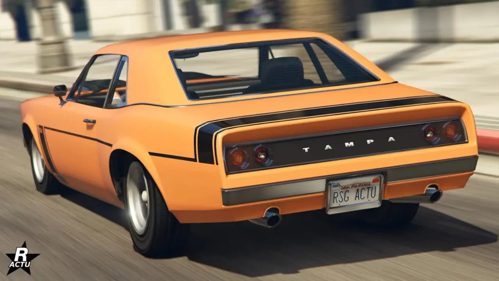 Vue arrière du muscle car Declasse Tampa dans le jeu vidéo GTA Online de Rockstar Games. Le véhicule américain possède une peinture orange avec une fine bande noire sur les côtés de la carrosserie.