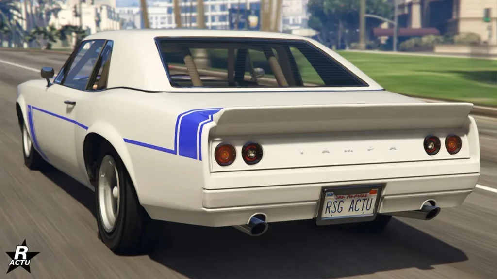 Vue arrière du bolide Declasse Tampa. Sa carrosserie est peinte en blanc et possède quelques détails de couleur violet, dont une fine bande traversant les côtés d'avant en arrière. Un aileron en forme de bec de canard est fixé à l'arrière du coffre.